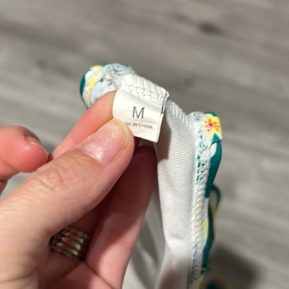 Floral bikini top size medium - Picture 2 of 2